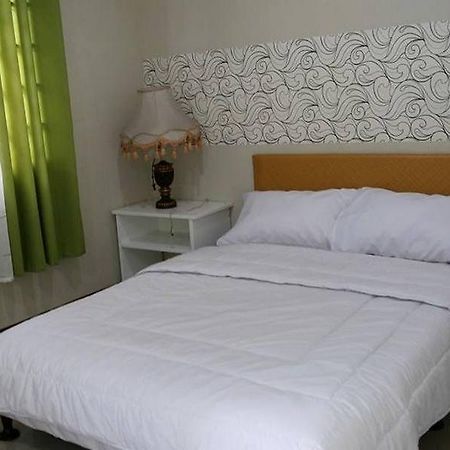 Big M Condotel Las Piñas Exterior foto